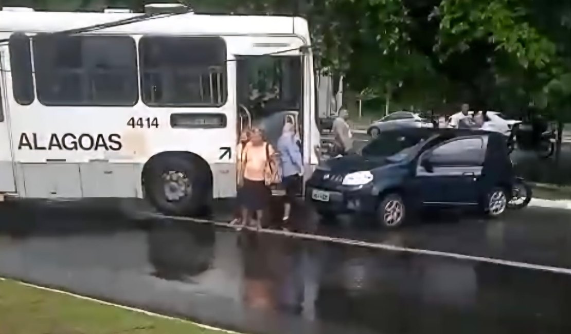 Colisão entre ônibus e carro deixa trânsito lento no bairro Gruta de Lourdes, em Maceió