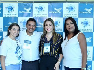  Iniciativa Pioneira:  Izabelle Pereira, presidente do COSEMS, comemora o sucesso da I Mostra Alagoas Aqui Tem SUS