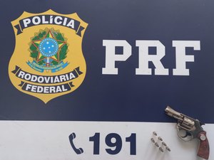 PRF encontra revólver e munições em porta malas de carro e prende condutor por porte ilegal