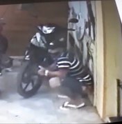 [Vídeo] Câmeras de segurança flagram homem furtando motocicleta, no Centro de Arapiraca