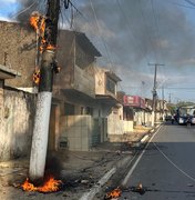 Fiação de poste pega fogo no bairro do Bebedouro, em Maceió