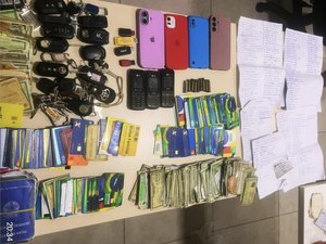 Polícia Civil apreende 191 cartões bancários em operação contra agiotagem em Penedo