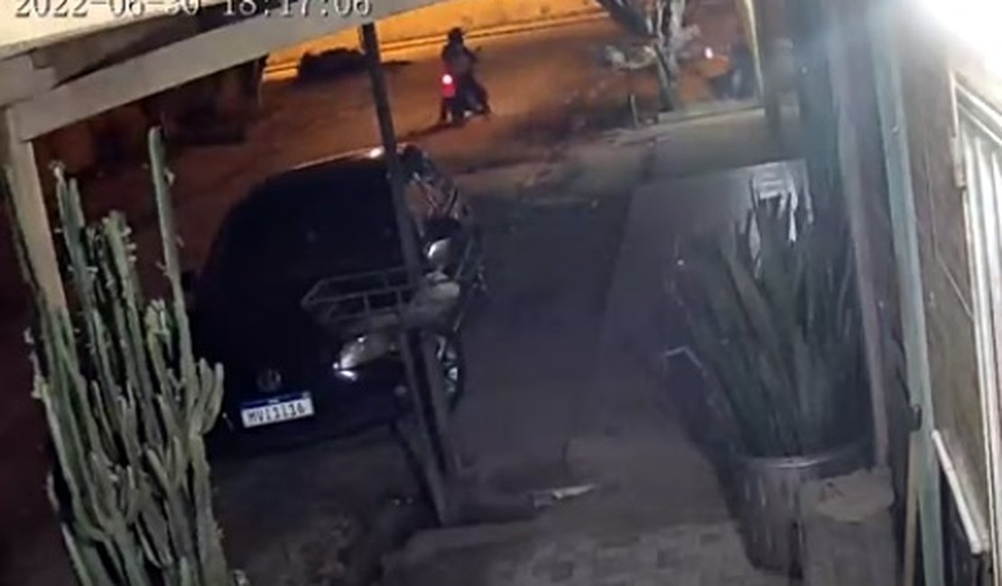 [Vídeo] Criminosos de moto roubam celular de mulher que estava sentada na frente de casa