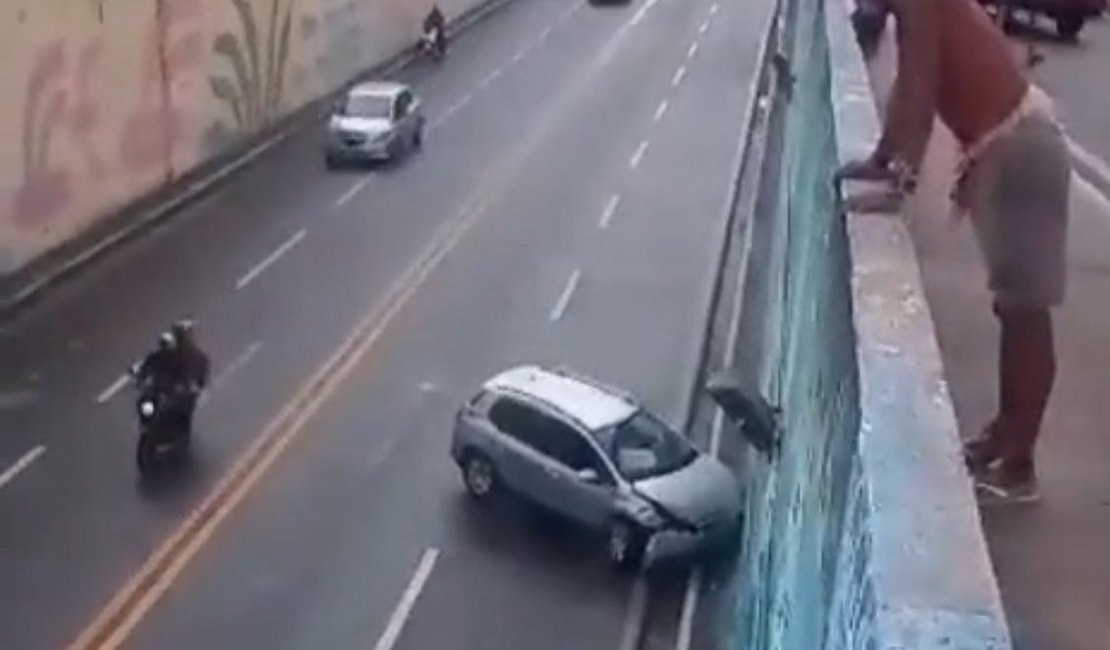 Carro se envolve em acidente e amanhece abandonado em viaduto no Jacintinho