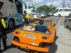 Fiscalização flagra transporte clandestino de turismo na orla da capital