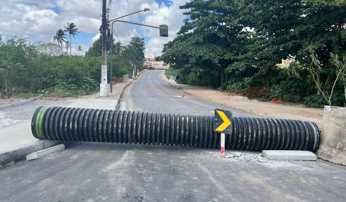 Tráfego de veículos permanece interditado na Ladeira do Claudionor para conclusão de obra da Prefeitura