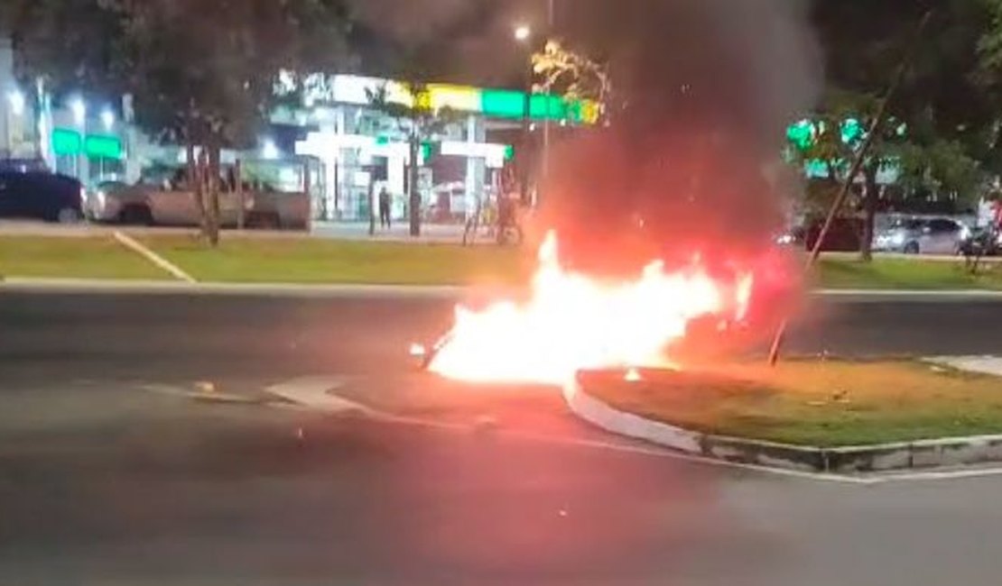 [Vídeo] Motociclista cai e moto pega fogo na Avenida Durval de Góes Monteiro