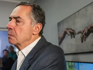 Prestes a se aposentar do STF, Barroso passa mal e vai ao hospital em Brasília