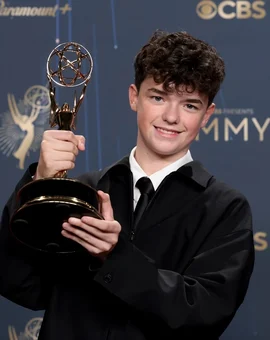 Ator de Adolescência se torna o mais jovem a ganhar um Emmy