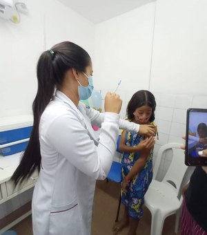 Crianças são vacinadas contra covid-19 em Matriz de Camaragibe
