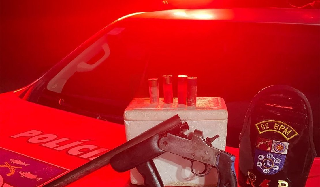 Homem é preso com espingarda dentro do carro no município de Delmiro Gouveia