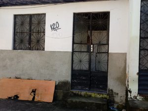 Idosa de 102 anos vive em situação de completo abandono em Maceió