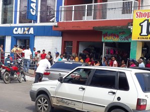 Clientes passam horas em fila fora da agência da Caixa em Porto Calvo
