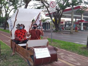 Família anda em carro dos Flintstones em protesto contra alta dos combustívei