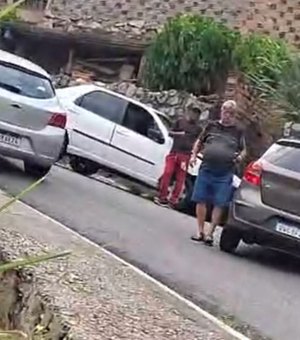 Dois carros colidem de frente e bloqueiam via na ladeira da Moenda, em Maceió