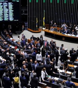 Câmara derruba requerimento para adiar votação da PEC do teto e inicia sessão