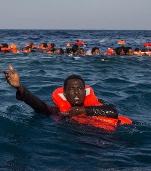 Grécia expulsa refugiados e os abandona em alto mar, diz NYT
