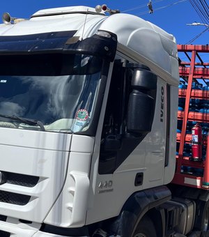 Carreta carregada com botijões de gás tomba sobre poste na Av. Durval de Góes Monteiro