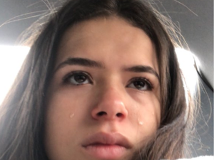 Maisa Silva sofre com dor de cabeça e chora: 'Enxaqueca é um pesadelo'