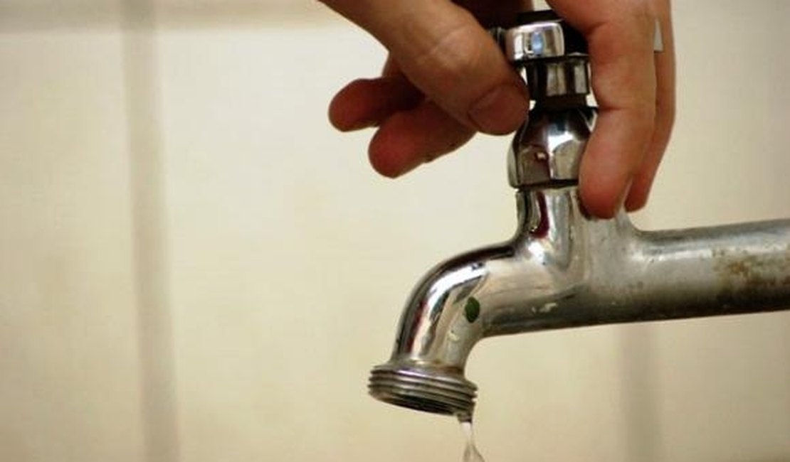 Casal conserta vazamento na rede de distribuição de água no Farol