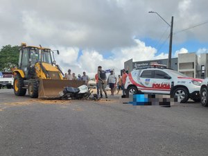 Motociclista morre após colisão com retroescavadeira em trecho da AL-110, em Arapiraca