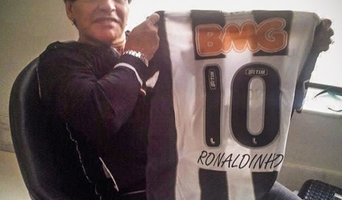 Presente de Ronaldinho, Maradona posa com camisa do Galo