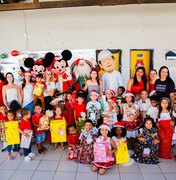 Crianças vivem a magia do natal e recebem presentes do Papai Noel com campanha do Viver Melhor