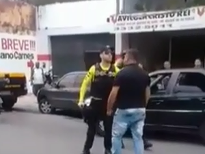 [Vídeo] Motorista se exalta e enfrenta agentes da SMTT