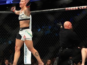 Cyborg domina, vence Evinger por nocaute e é campeã do UFC no peso pena