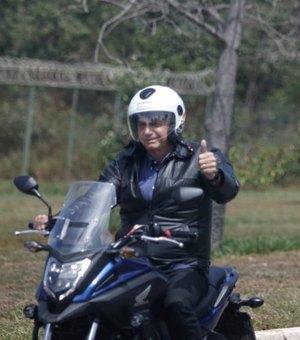 Bolsonaro promete isentar motos de pedágio em rodovias federais