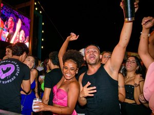 Com Xanddy Harmonia no trio, arapiraquenses comemoram abertura do Folia de Rua 2025