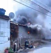 [Vídeo] Casa entra em chamas e causa prejuízos em Porto Calvo