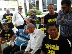 Servidores do TCE paralisam atividades e acampam em frente ao prédio do órgão