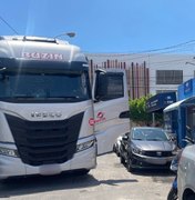 [Vídeo] Caminhão fica preso em rua estreita da Jatiúca e compromete trânsito por mais de uma hora