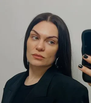 Jessie J revela diagnóstico de câncer de mama e passará por cirurgia