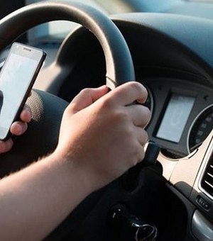 Usar celular ao volante é mais perigoso do que dirigir embriagado, diz especialista