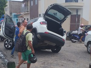 [Vídeo] Carro cai em buraco formado pelas chuvas em Arapiraca