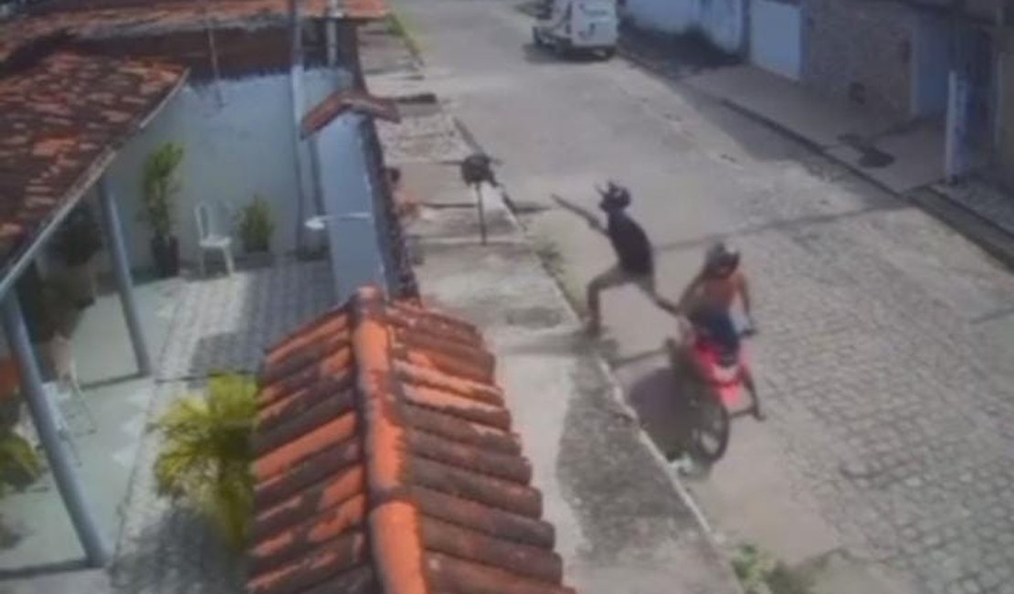 [Vídeo] Dupla armada assalta mulher na frente de casa no Salvador Lyra