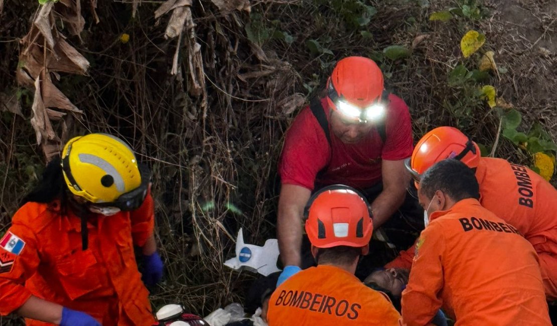 Motociclista cai em ribanceira e despenca de altura de oito metros, em Capela