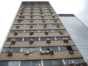 Com faca na mão, sem-terra ameaça pular do 11º andar de prédio no Centro de Maceió