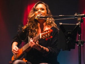 Fernanda Guimarães celebra o amor cantando Djavan em show especial no Theatro Homerinho