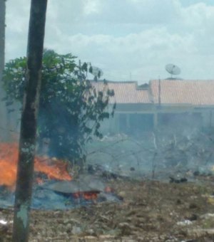 Homem toca fogo em lixo e vegetação seca em terreno