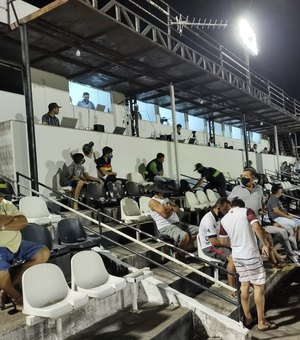 ARAPIRACA: Mesmo com a proibição de público no Estádio Municipal, várias pessoas acompanharam o jogo do Cruzeiro