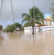 [Vídeo] Ruas da Barra de São Miguel ficam alagadas após fortes chuvas