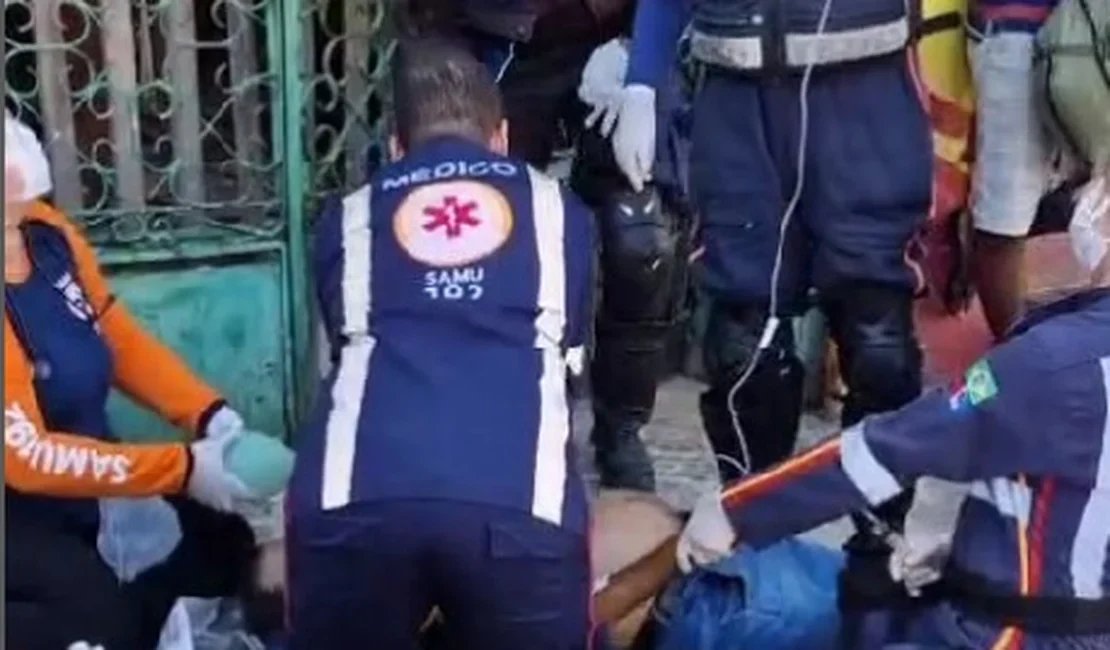 [Vídeo] Homem supostamente morre engasgado com pedaço de carne na Rua do Colégio São José, no Centro de Maceió