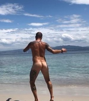 Paulinho Vilhena publica vídeo com nu frontal em praia na Espanha