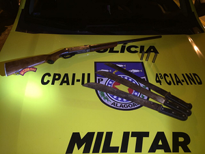 Jovem é preso com espingarda e munições durante abordagem no interior