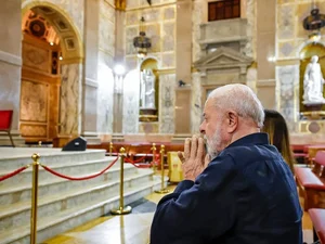 Lula e Janja rezam em basílica de Belém após incidente com avião