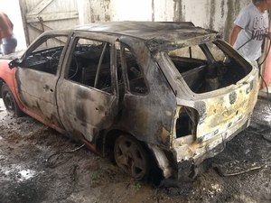 Carro pega fogo na garagem de residência em Marechal Deodoro