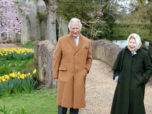 Rainha Elizabeth e príncipe Charles caminham para celebrar Páscoa